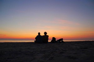 Annie en Stefke op het strand in Denemarken