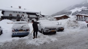 Daan aan het sneeuwschuiven