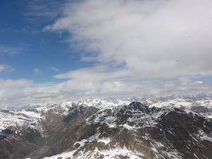 Boven de besneeuwde toppen