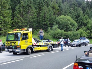 Wrakken van motor en auto worden weggesleept