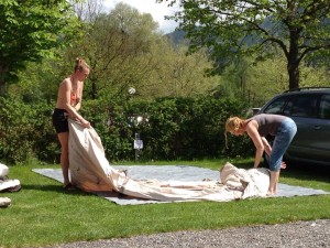 De dames zetten de tent van Ureterp op