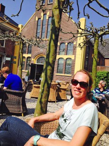 Annie op he terras van de Theefabriek