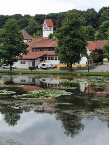 Het kerkje van Zainingen en de hofvijvert ervoor...