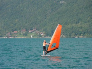 Annie op de surfplank