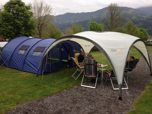 De partytent met shelter-uitbouw