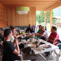 Onder de overkapping